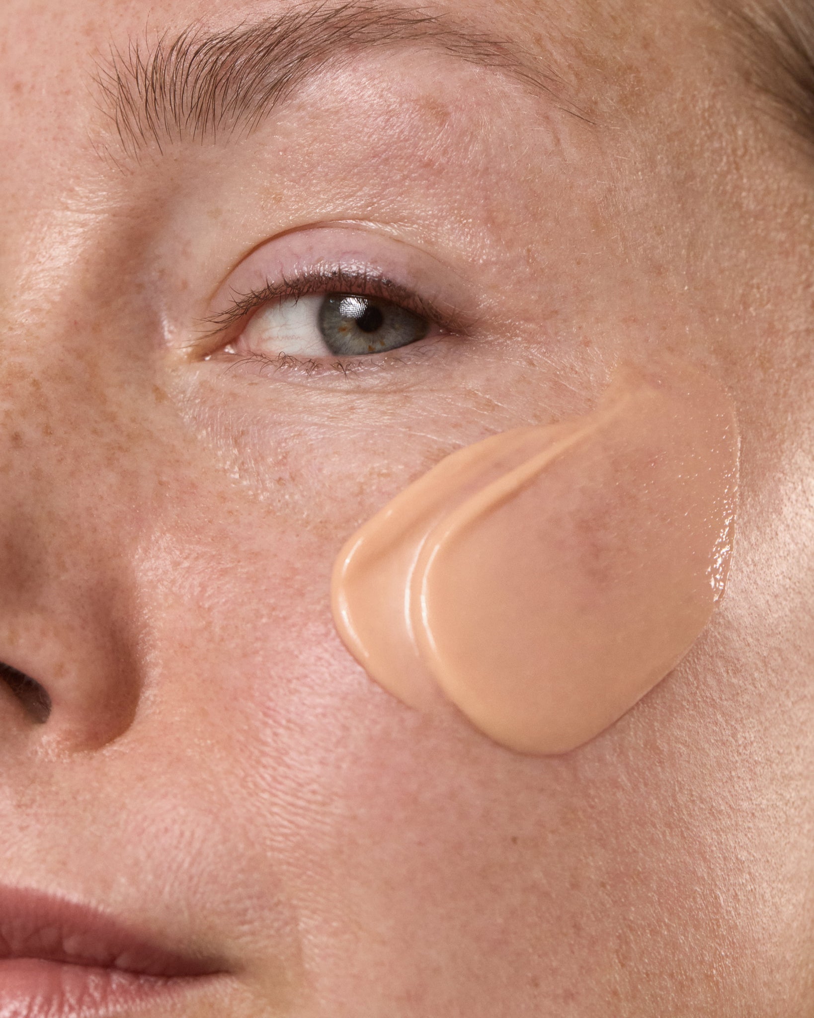 MÁDARA Organic Skincare hyperpigmentation serum A2125 serum product photo on plain background.