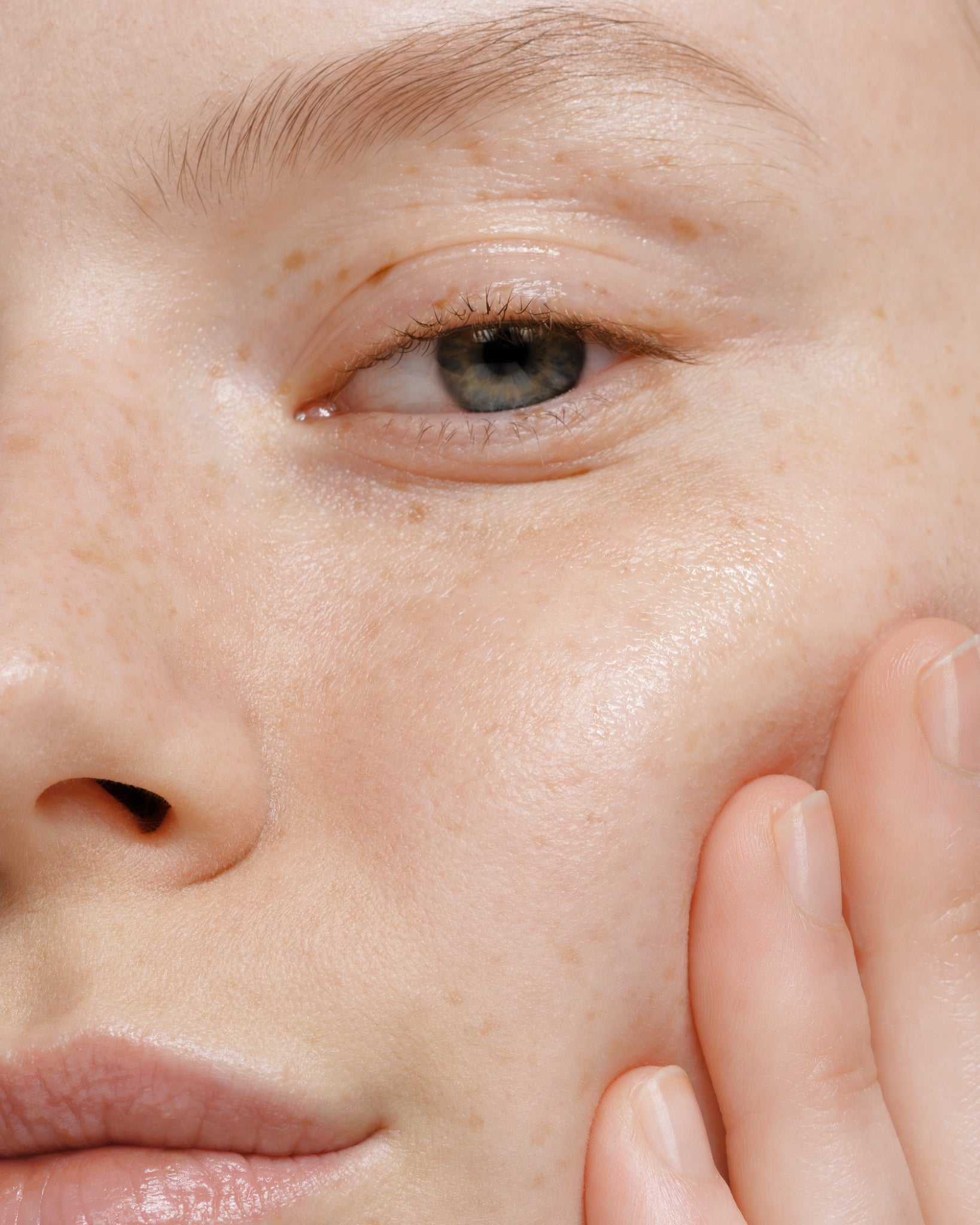 MÁDARA Organic Skincare hyperpigmentation treatment A2223 product photo on plain background.