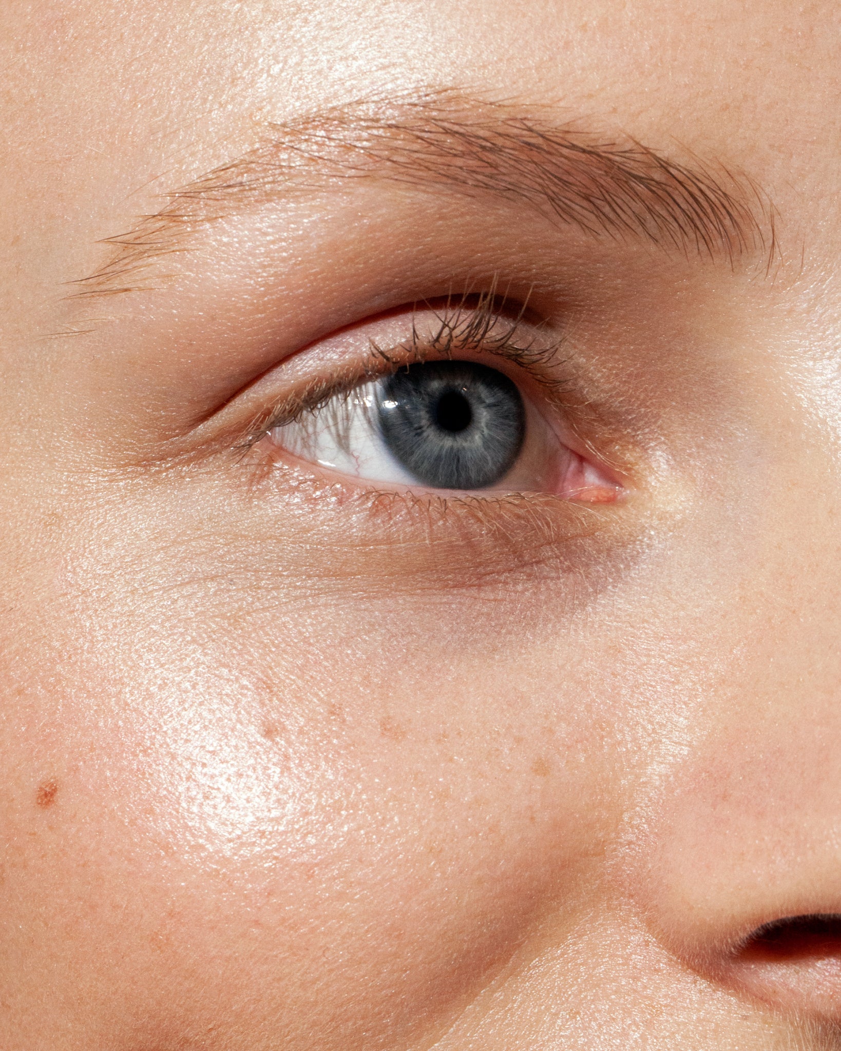 MÁDARA Organic Skincare light brown brow pencil A6893 product photo on plain background.