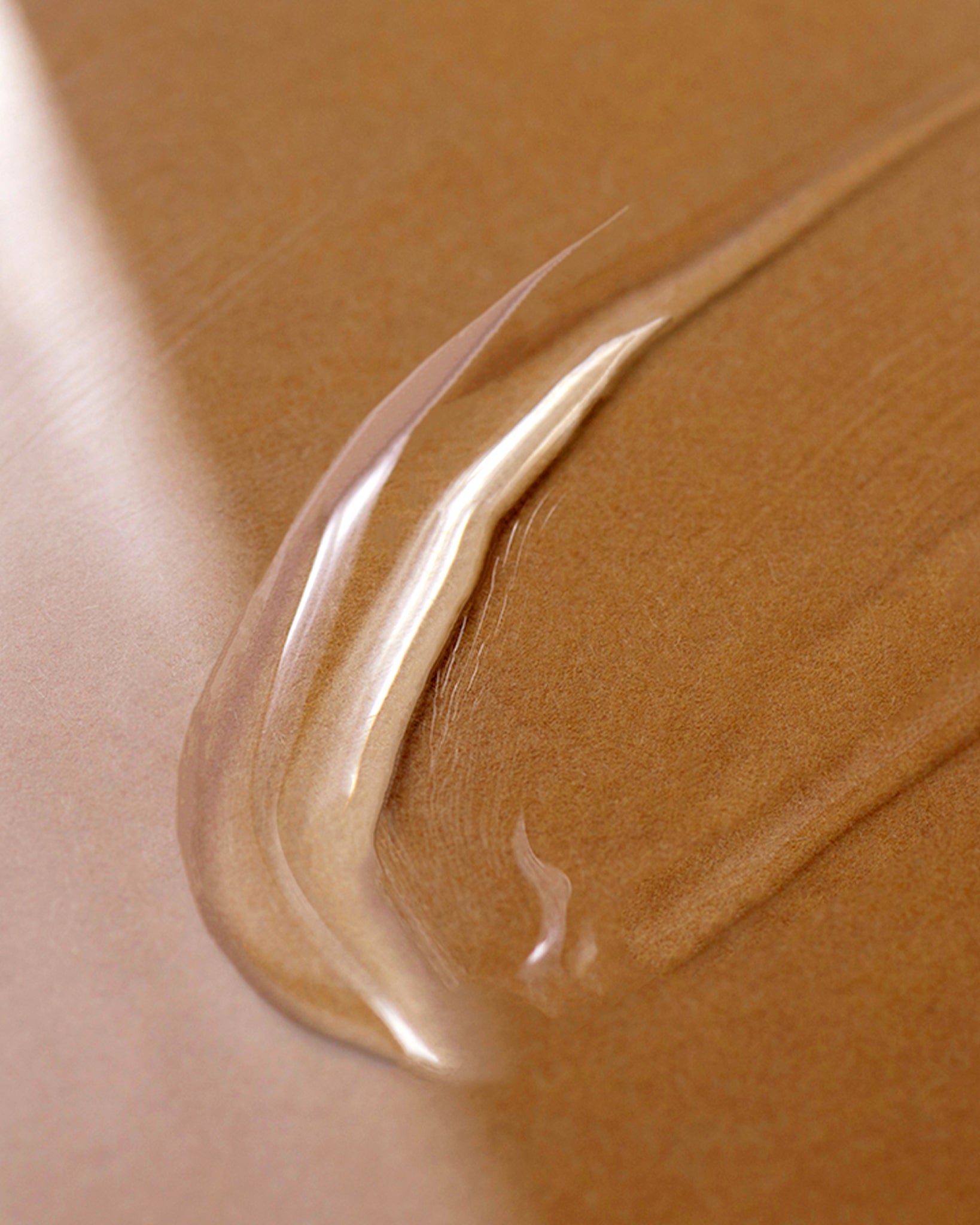 Texture close-up of MÁDARA Organic Skincare scalp treatment A4070 �swatch demonstrates consistency and finish.