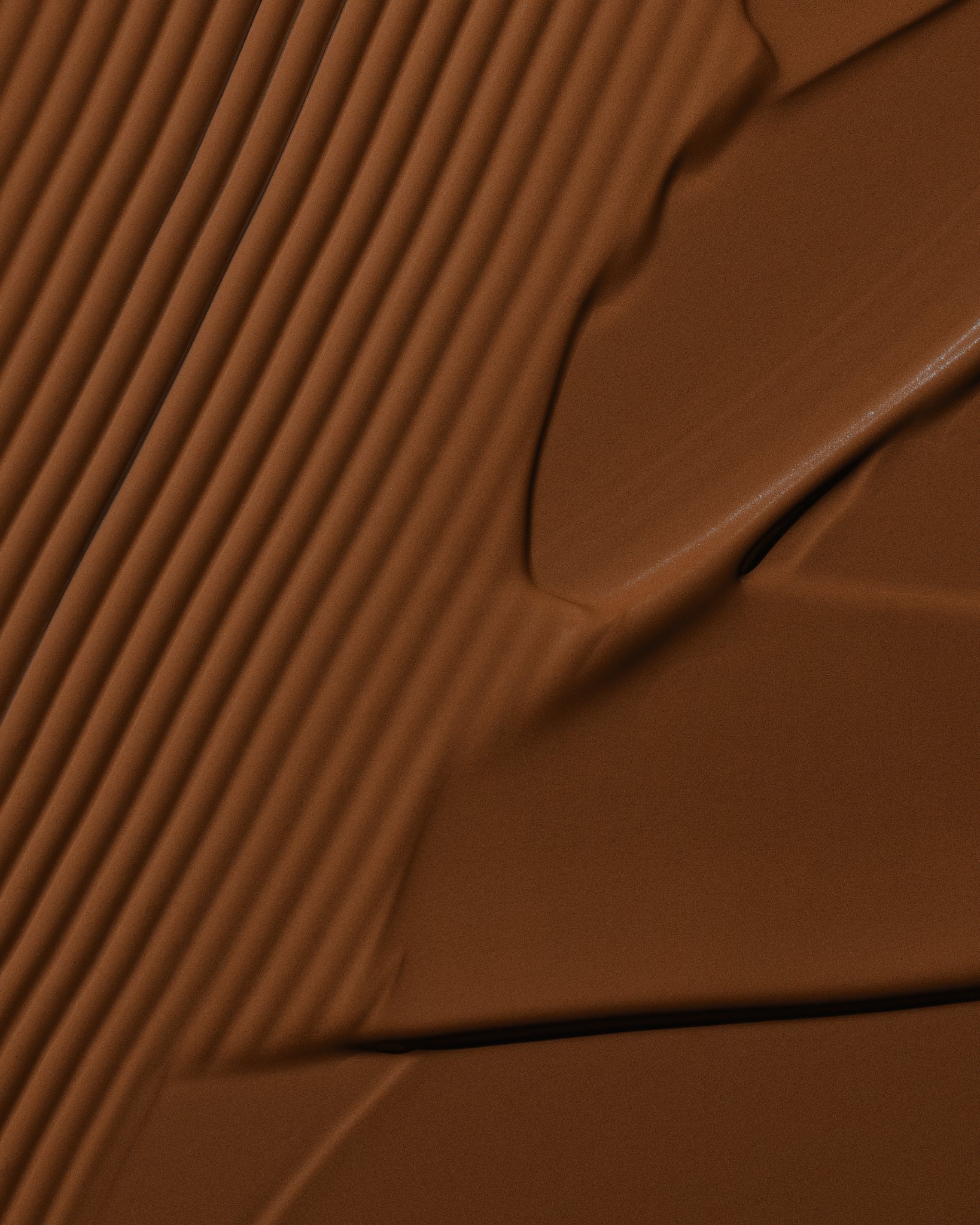 Texture close-up of MÁDARA Organic Skincare skinonym umber A6096 �swatch demonstrates consistency and finish.