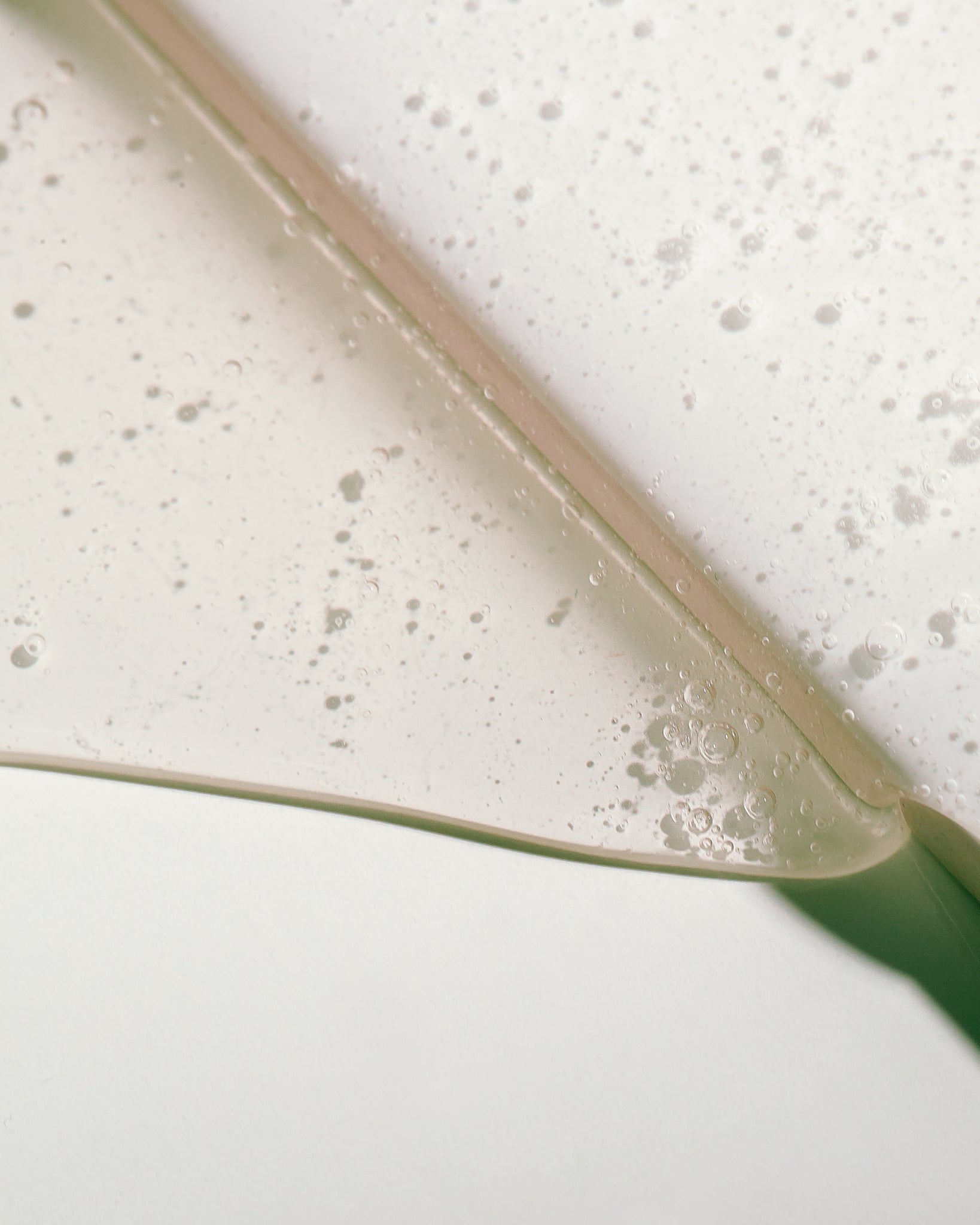 Texture close-up of MÁDARA Organic Skincare body wash A1081 �swatch demonstrates consistency and finish.