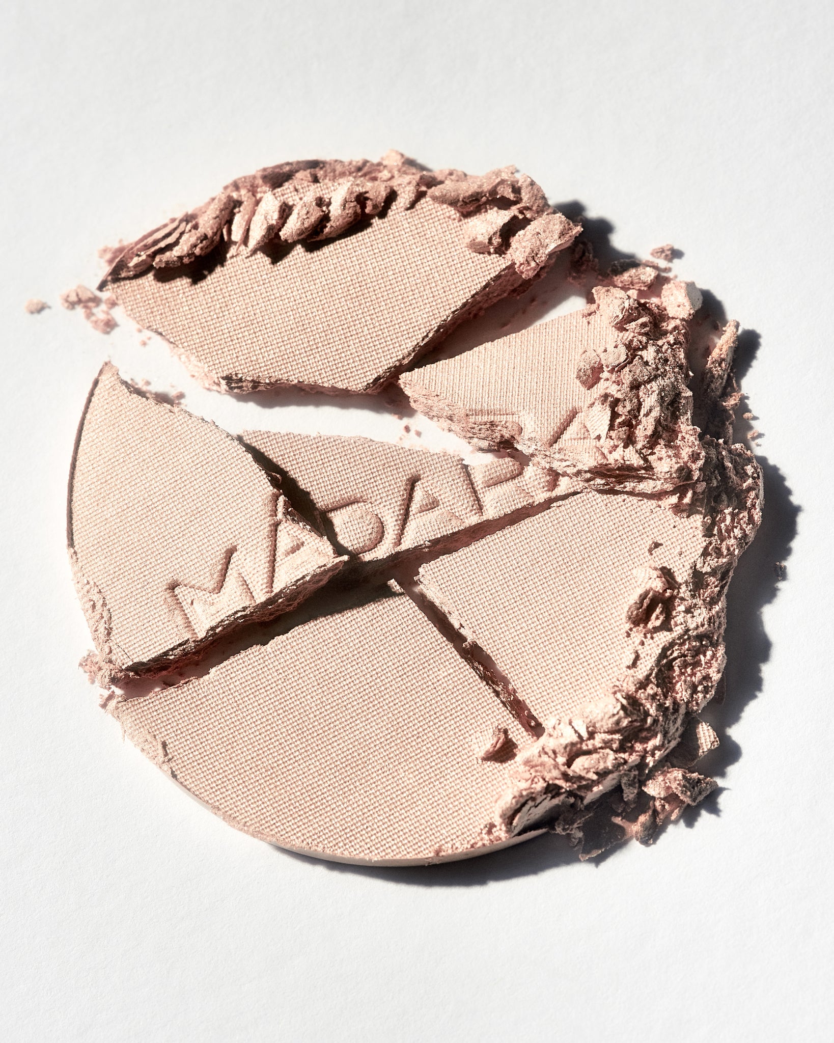 Texture close-up of MÁDARA Organic Skincare moonlight highlighter A6831 �swatch demonstrates consistency and finish.