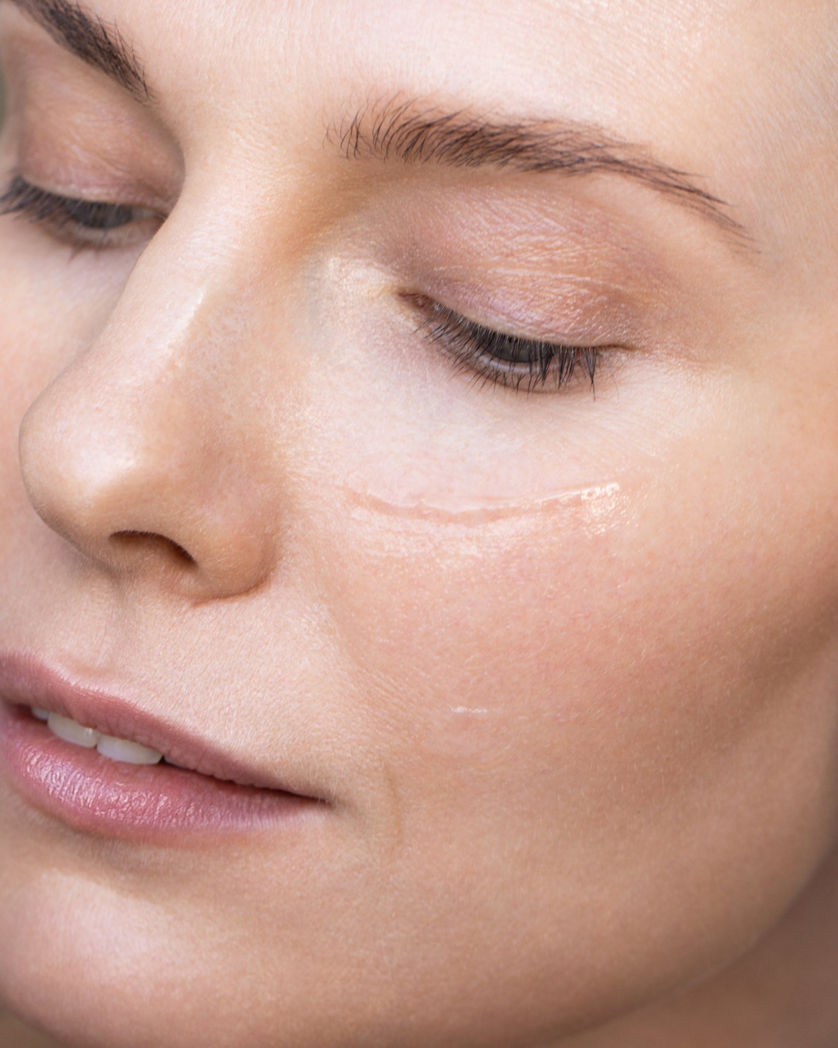 MÁDARA Organic Skincare rose water jelly A3022 gel moisturizer product photo on plain background.