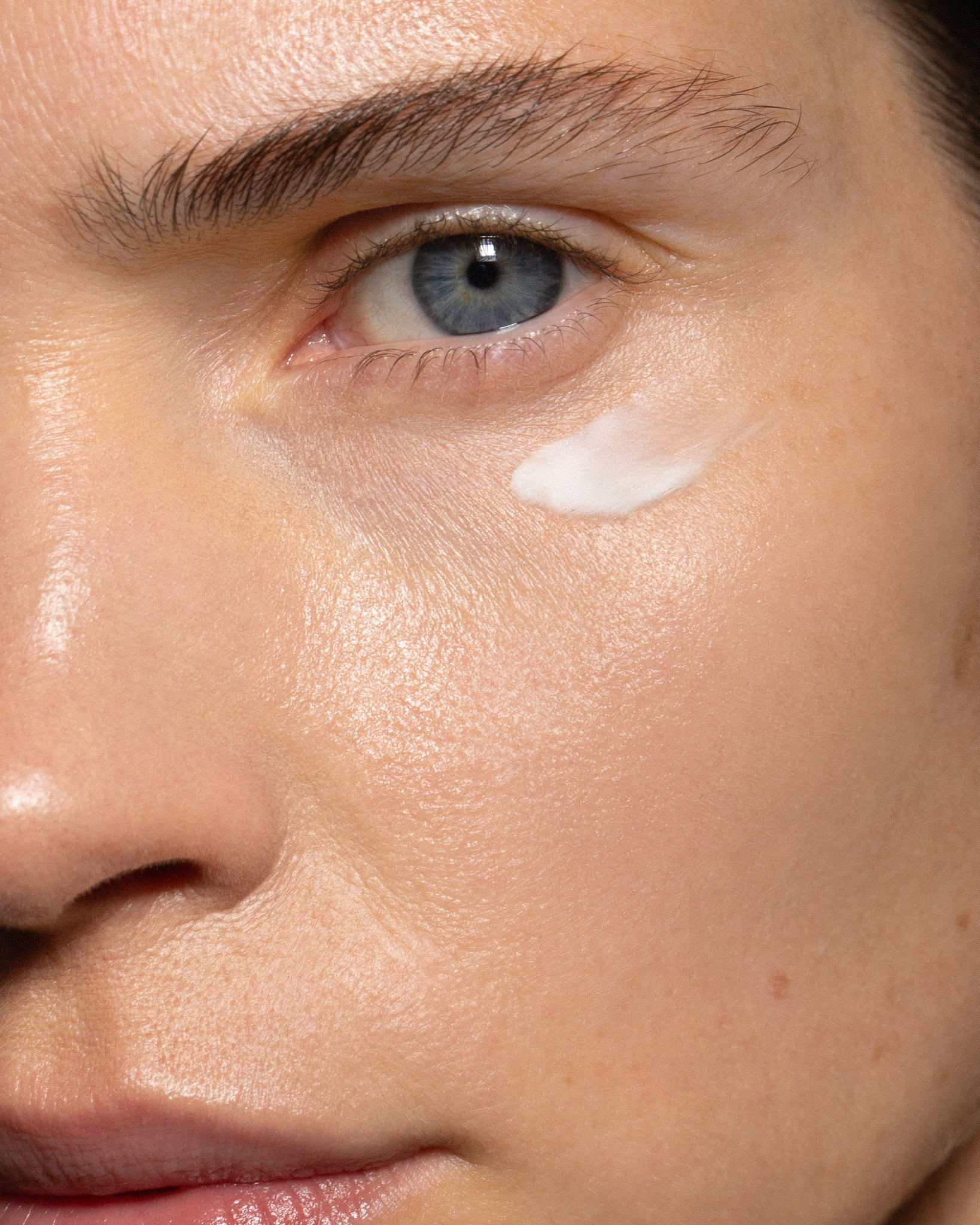 MÁDARA Organic Skincare silky undereye serum A3365 serum product photo on plain background.