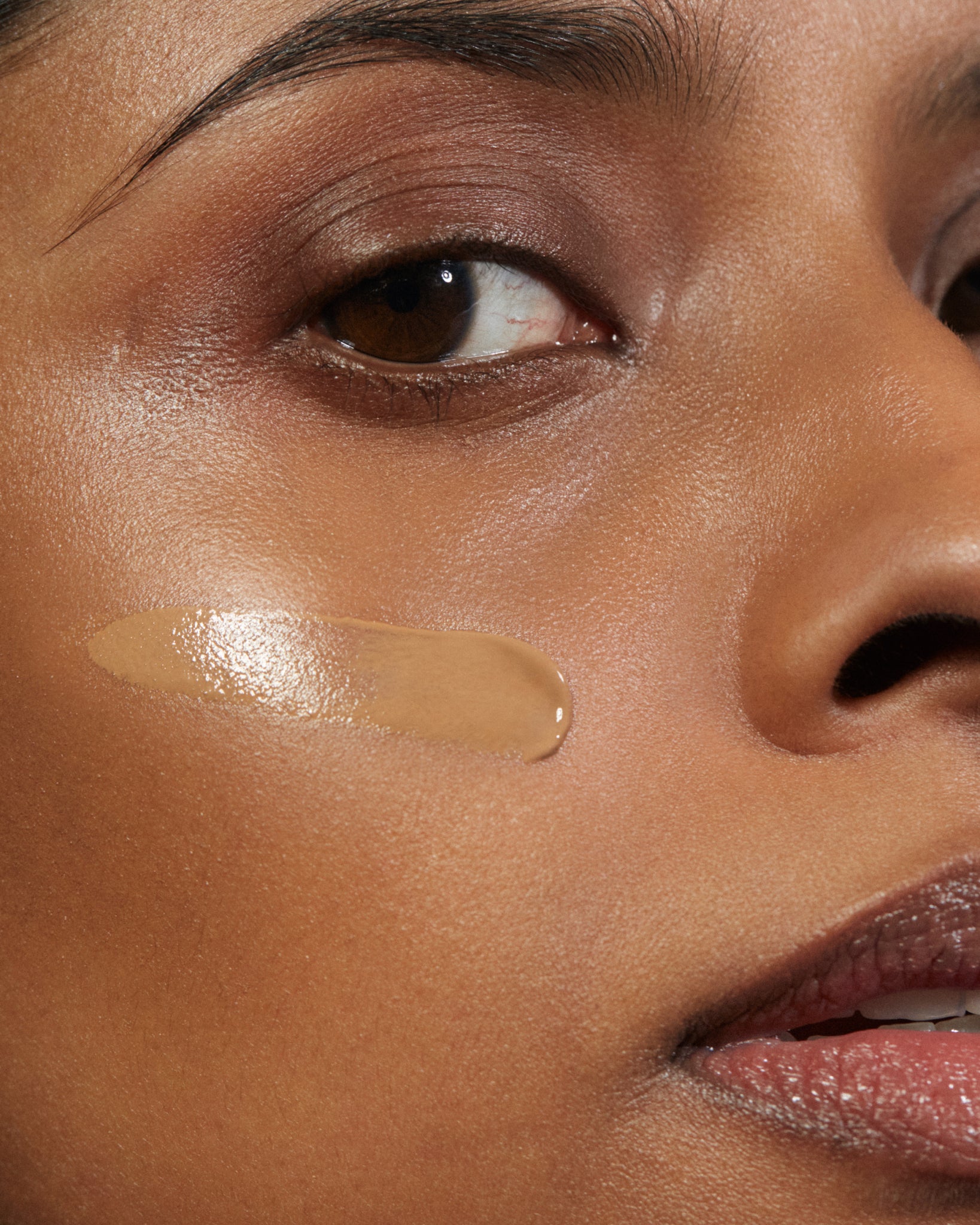 Model wearing MÁDARA Organic Skincare skinonym foundation caramel on A6093 foundation on skin; close-up portrait shows natural application results.