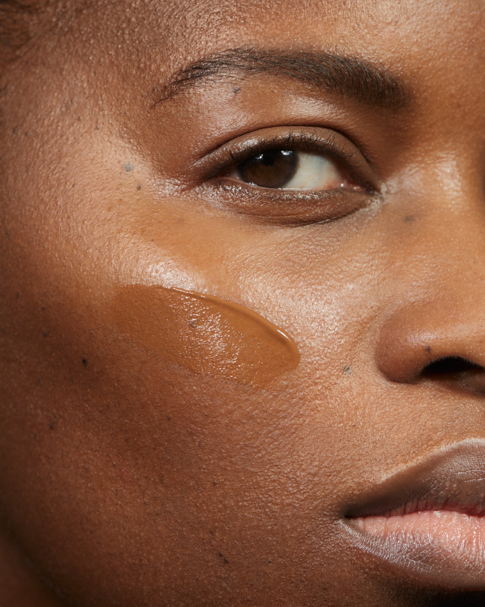 Model wearing MÁDARA Organic Skincare skinonym foundation fudge on A6095 foundation on skin; close-up portrait shows natural application results.