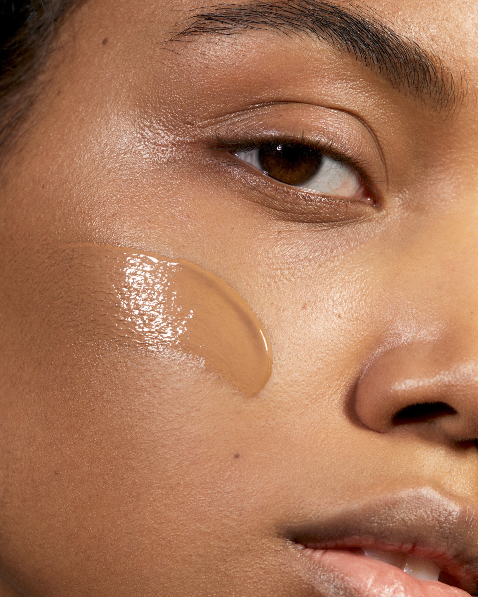Model wearing MÁDARA Organic Skincare skinonym foundation olive on A6091 foundation on skin; close-up portrait shows natural application results.
