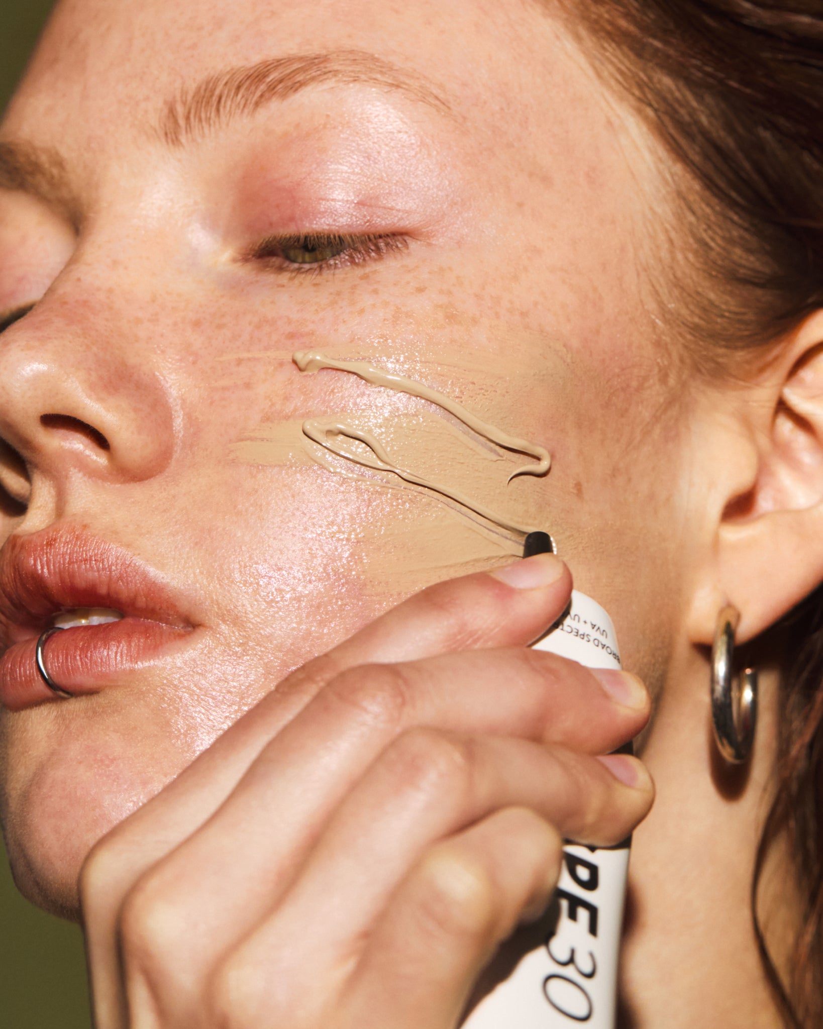 MÁDARA Organic Skincare tinted spf30 cream A3415 face cream product photo on plain background.