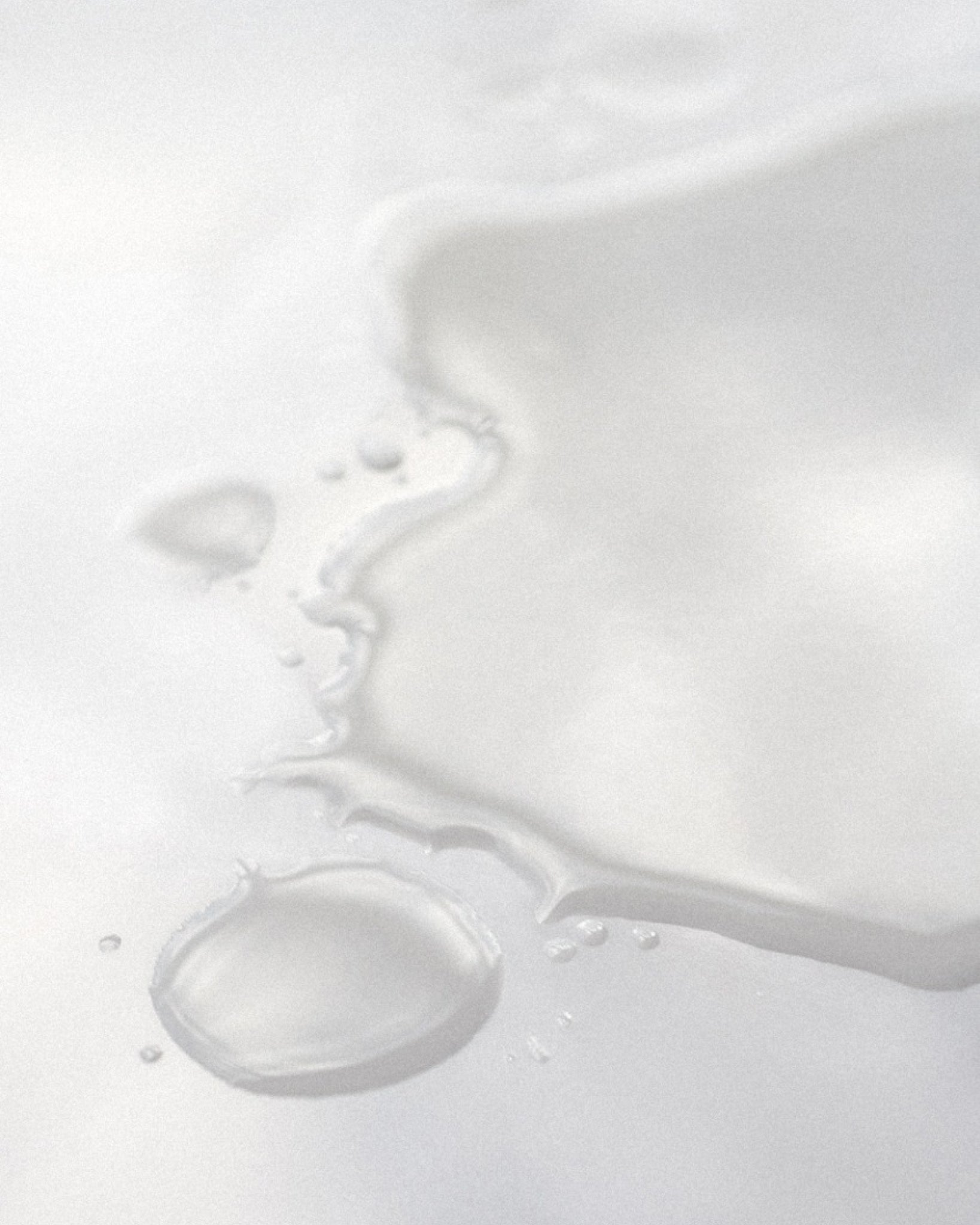 Texture close-up of MÁDARA Organic Skincare clarifying skin toner A2051 toner �swatch demonstrates consistency and finish.