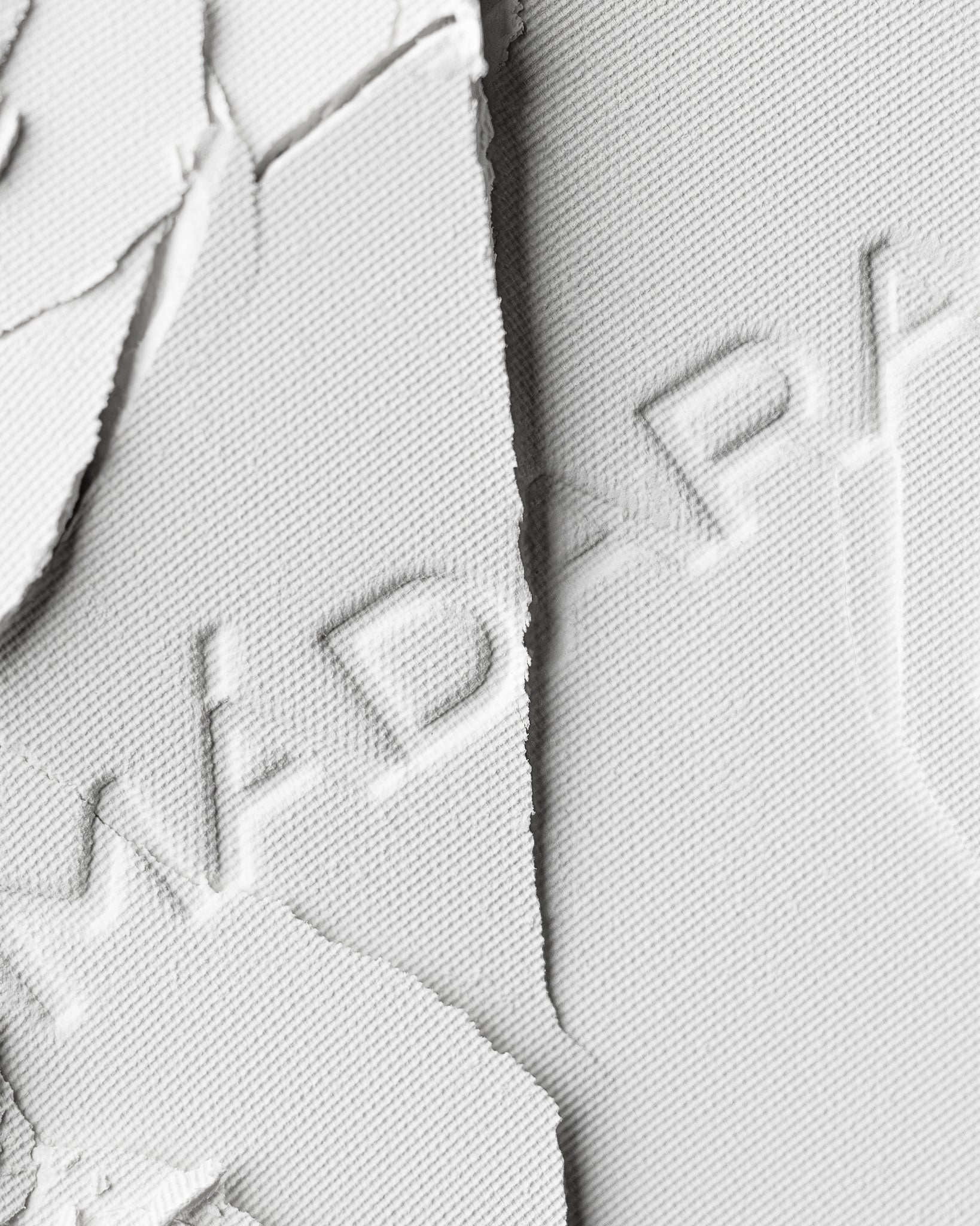 Texture close-up of MÁDARA Organic Skincare air equal powder translucent A6800 �swatch demonstrates consistency and finish.