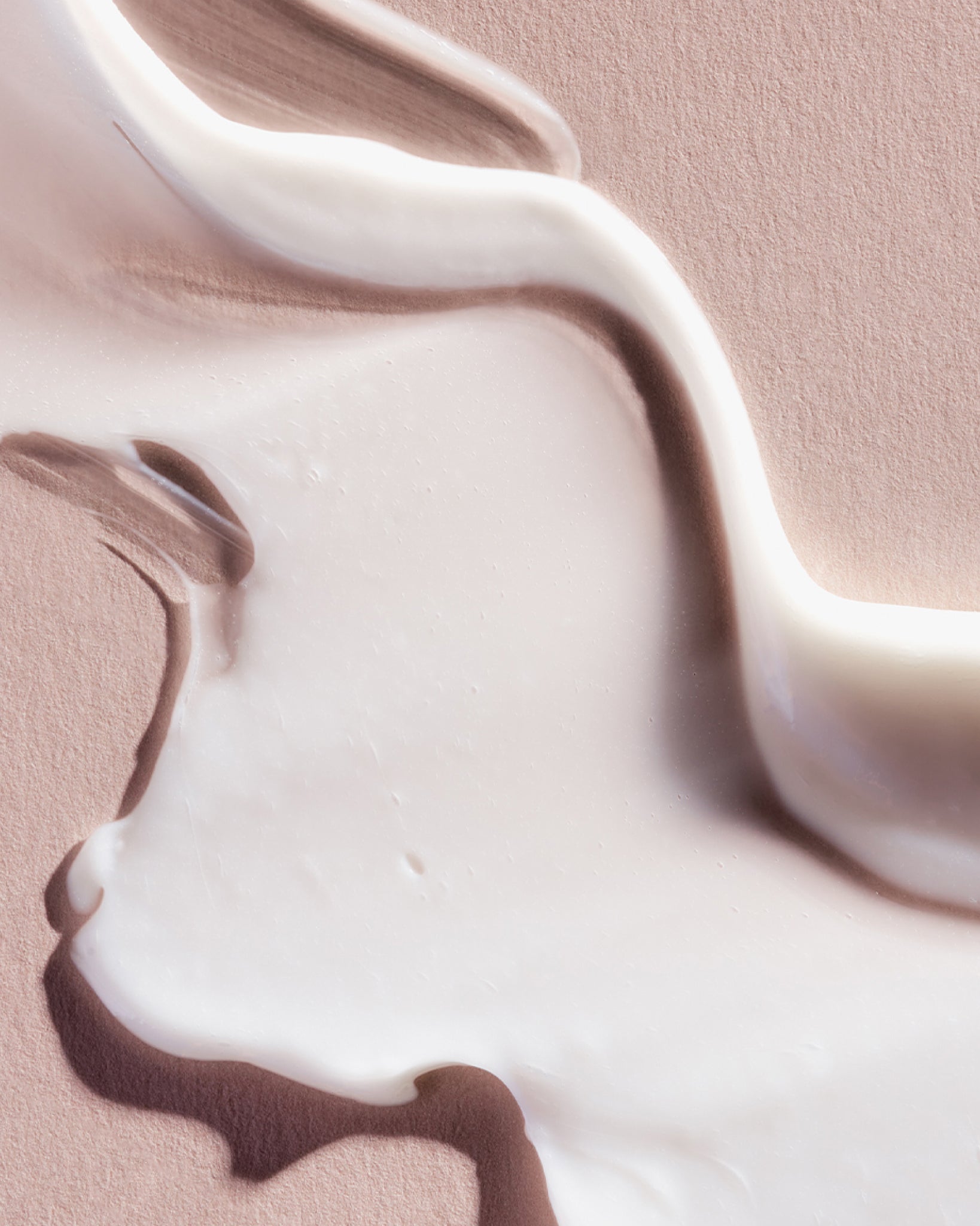 Texture close-up of MÁDARA Organic Skincare sensitive skin moisturiser SM3015 15 �swatch demonstrates consistency and finish.