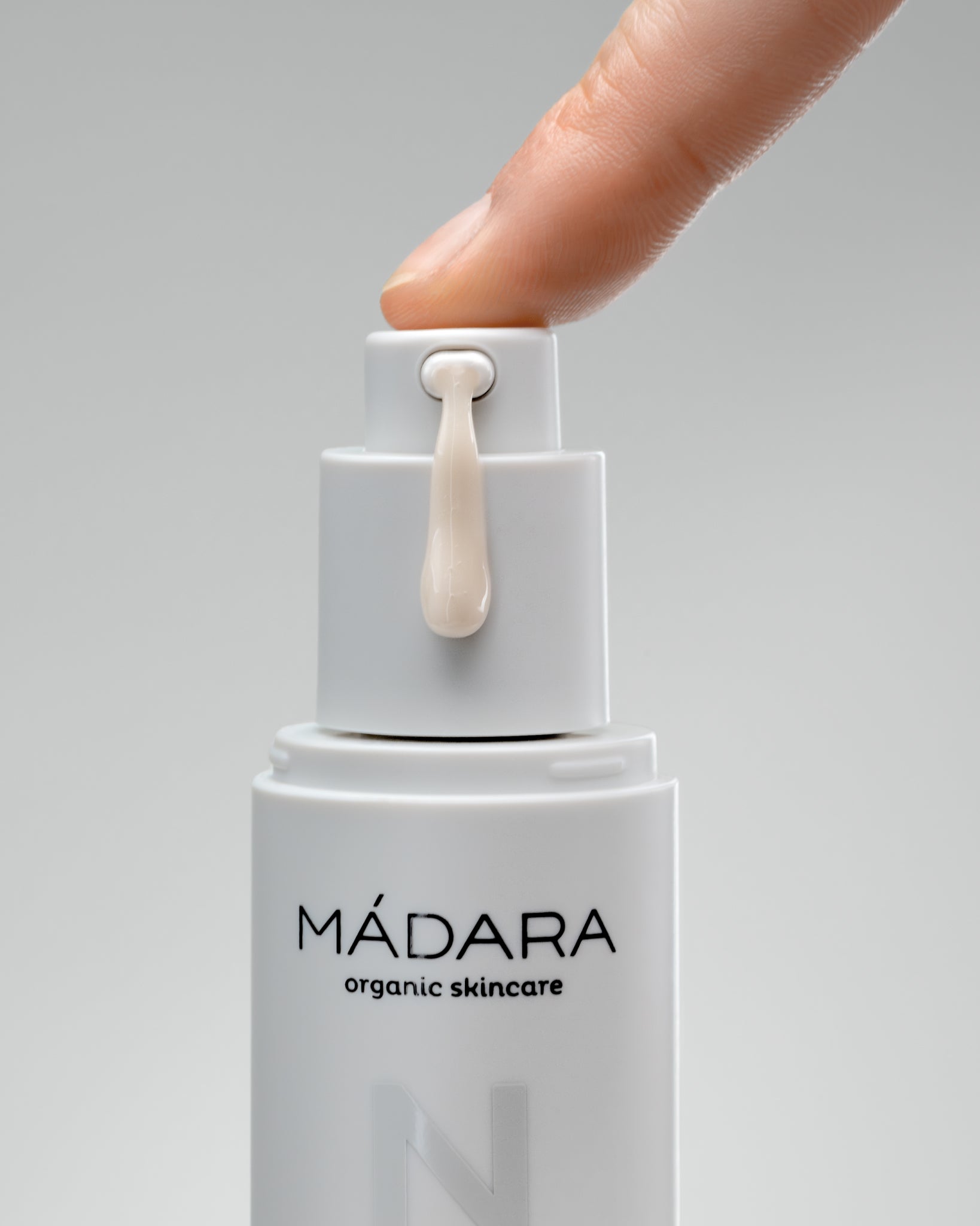 MÁDARA Organic Skincare niacinamide alternative gel A2223 gel product photo on plain background.